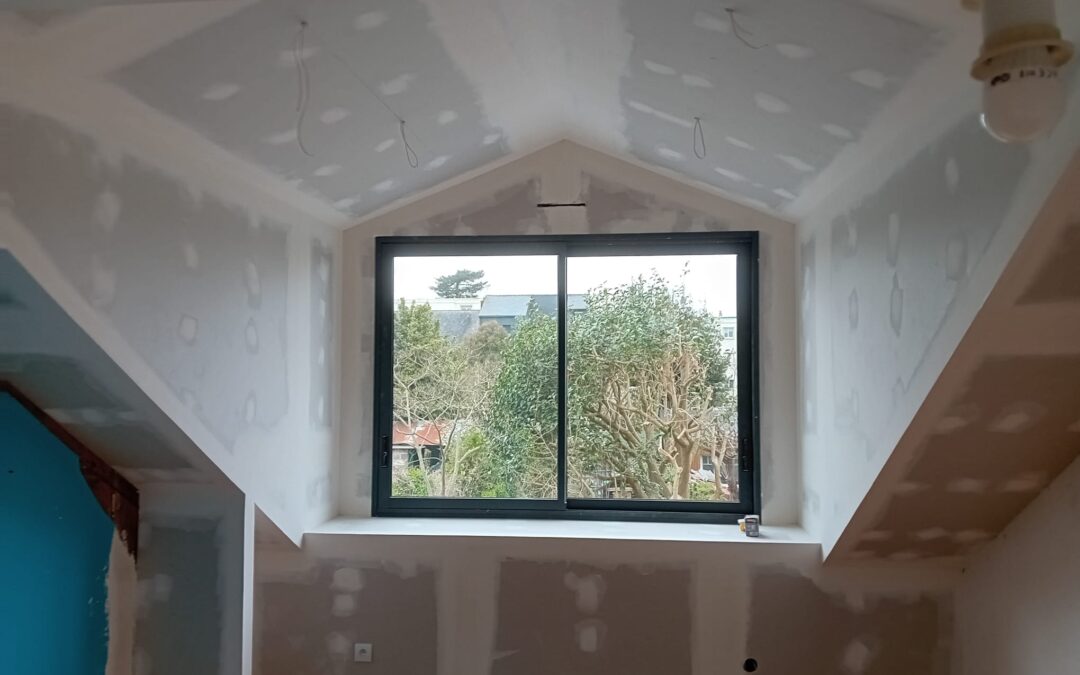 Réalisation plafonds rampants et droits à Nantes – Travaux de plaquisterie